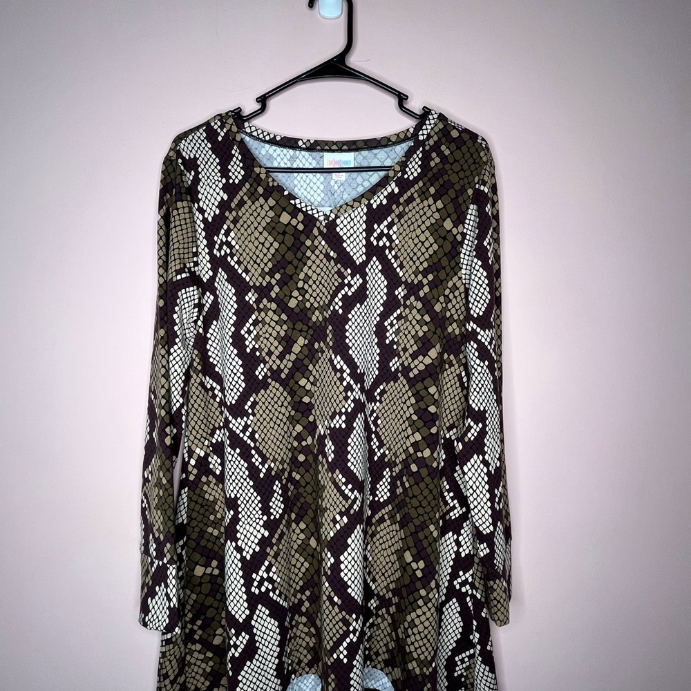 NWT LuLaRoe Elizabeth Shirt